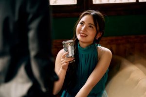 男性と話すドレスの女性